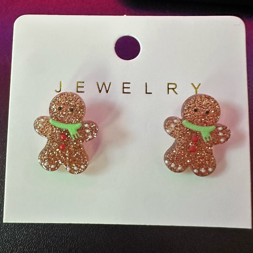 Sparkly Gingerbread Man Earrings with Green Scarf – Adorable Holiday Jewelry 🍪🎄